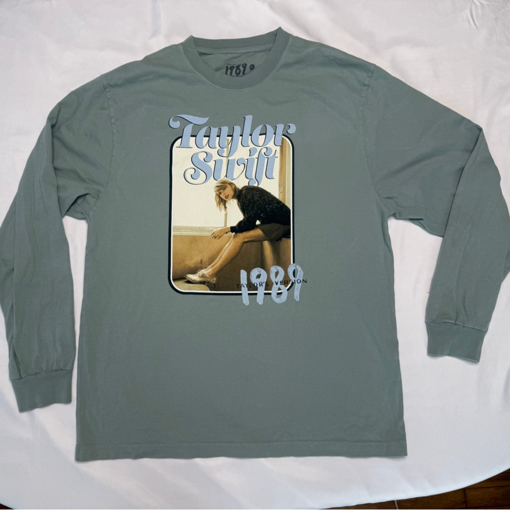 Taylor Swift Green Long Sleeve Tee